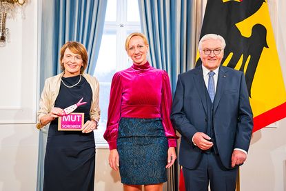 „First Lady“ Elke Büdenbender (l.) und Bundespräsident Frank-Walter Steinmeier nehmen Esther Irmer fürs offizielle Pressefoto in ihre Mitte. Bildnachweis: Presse- und Informationsamt der Bundesregierung, Bundesbildstelle 11044 Berlin.