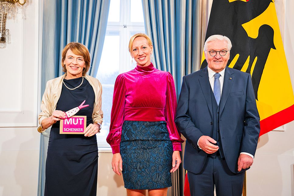 „First Lady“ Elke Büdenbender (l.) und Bundespräsident Frank-Walter Steinmeier nehmen Esther Irmer fürs offizielle Pressefoto in ihre Mitte. Bildnachweis: Presse- und Informationsamt der Bundesregierung, Bundesbildstelle 11044 Berlin.