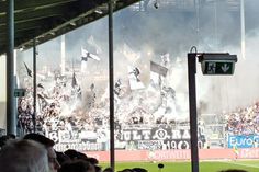 Dichter Rauch aus dem Gästeblock: Gladbach-Fans zünden massiv Pyrotechnik
