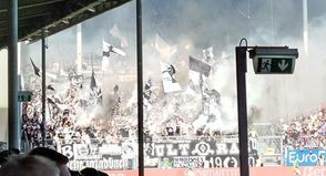 Dichter Rauch aus dem Gästeblock: Gladbach-Fans zünden massiv Pyrotechnik