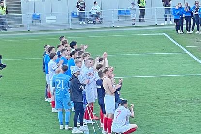 Die Störche auf der Jubelrunde durchs Stadion.