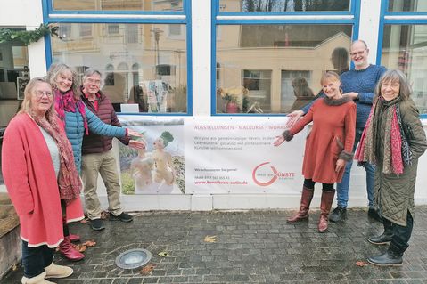 Eutin (aj). Egal, was vorher war – der Vertrag zur leihweisen Nutzung des rechten Flügels des Eutiner Bahnhofes liegt vor und mit der Unterschrift wird der Eutiner Kreis der Künste e.V. für zwei Jahre nicht nur Nutzer der Räumlichkeiten. Auch die Koordination der Belegung liegt in den Händen des Vereins. Damit wird aus einem Fragezeichen hinter der Zukunft des Projektes „Kulturbahnhof“ ein Doppelpunkt und diese – wenn zunächst auch zeitlich begrenzte – Sicherheit verleiht allen Beteiligten sichtlich Schwung. Mindestens 200 Arbeitsstunden stecken in der Renovierung der Location: „Wir haben gestrichen, geputzt, Leuchtmittel getauscht“, berichtet Andrea Stehr. Die Aufgabe „Kulturbahnhof“ entpuppte sich für die Vorsitzende des Kunstkreises als Fulltime-Job. Sie hielt den Kontakt in die Verwaltung, spann ein Netzwerk, akquirierte Spenden und ließ den Mut nicht sinken, als es nicht so lief, wie erhofft. Ihren Kunstkreis wusste sie dabei immer an ihrer Seite und die Liste derer, denen ihr Dan