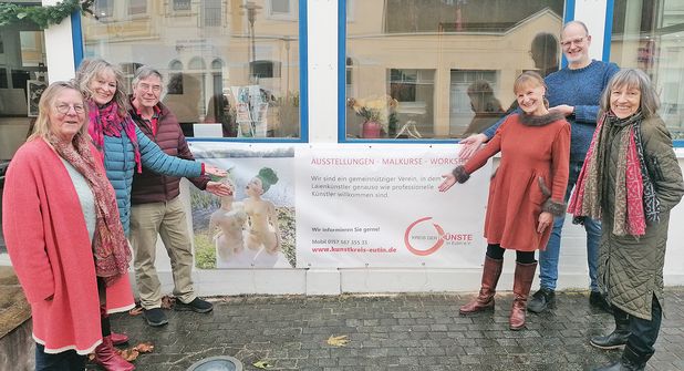 Eutin (aj). Egal, was vorher war – der Vertrag zur leihweisen Nutzung des rechten Flügels des Eutiner Bahnhofes liegt vor und mit der Unterschrift wird der Eutiner Kreis der Künste e.V. für zwei Jahre nicht nur Nutzer der Räumlichkeiten. Auch die Koordination der Belegung liegt in den Händen des Vereins. Damit wird aus einem Fragezeichen hinter der Zukunft des Projektes „Kulturbahnhof“ ein Doppelpunkt und diese – wenn zunächst auch zeitlich begrenzte – Sicherheit verleiht allen Beteiligten sichtlich Schwung. Mindestens 200 Arbeitsstunden stecken in der Renovierung der Location: „Wir haben gestrichen, geputzt, Leuchtmittel getauscht“, berichtet Andrea Stehr. Die Aufgabe „Kulturbahnhof“ entpuppte sich für die Vorsitzende des Kunstkreises als Fulltime-Job. Sie hielt den Kontakt in die Verwaltung, spann ein Netzwerk, akquirierte Spenden und ließ den Mut nicht sinken, als es nicht so lief, wie erhofft. Ihren Kunstkreis wusste sie dabei immer an ihrer Seite und die Liste derer, denen ihr Dan