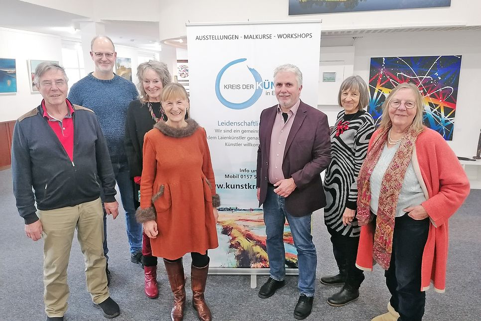 Hoffnung und wiedergewonnenem Mut, von Anpacken und Zusammenhalt. Und dank der aktuellen Adventsausstellung erinnern die Räume an eine herausgeputzte Weihnachtsstube. Strahlende Gesichter gab es beim Treffen vor Ort mit Bürgermeister Sven Radestock und dem Eutiner Kunstkreis, der federführend hinter dem Projekt Kulturbahnhof steht.