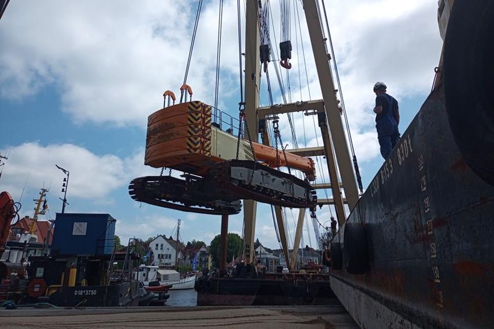 Zunächst wurde das Arbeitsgerät vom Ponton gehoben.