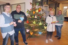 Gabi Stie­nemeier-Goss (li.,KaSF), Jörn (2.v.li.) und Antje Dencker (r.) freuen sich mit Corina Harnack (hinten), Ratekaus 1. Stellvertretende Bürgermeisterin, über Wiltraud Timpes Engagement. Als erste Abnehmerin hatte die Sereetzerin sich zwei der insgesamt 51 Wünsche gesichert.
