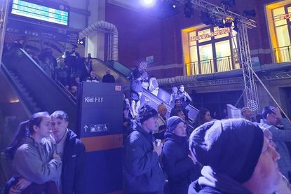 Fest in Fan Hand ist der Kieler Handballbahnhof …