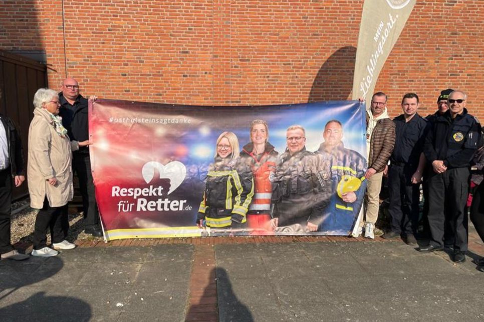 Kreistagspräsidentin Petra Kirner (lks.) und Bürgermeister Stefan Schwardt setzen mit Mitgliedern der Feuerwehr ein Zeichen für die Kampagne „Respekt für Retter“.
