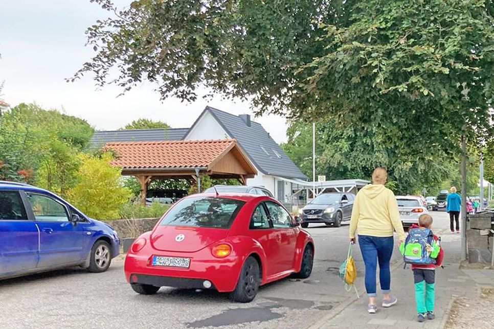 Das Verkehrschaos durch Elterntaxis vor der Preetzer Ebert-Schule hat die Einreichung der Petition ausgelöst.