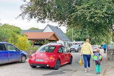 Das Verkehrschaos durch Elterntaxis vor der Preetzer Ebert-Schule hat die Einreichung der Petition ausgelöst.