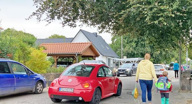 Das Verkehrschaos durch Elterntaxis vor der Preetzer Ebert-Schule hat die Einreichung der Petition ausgelöst.