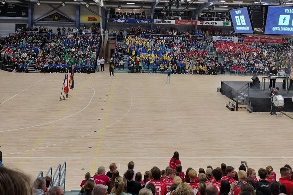 Volles Haus in der Sydbank-Arena: 258 Handball-Mannschaften aus sechs Nationen warten auf die Eröffnungszeremonie.