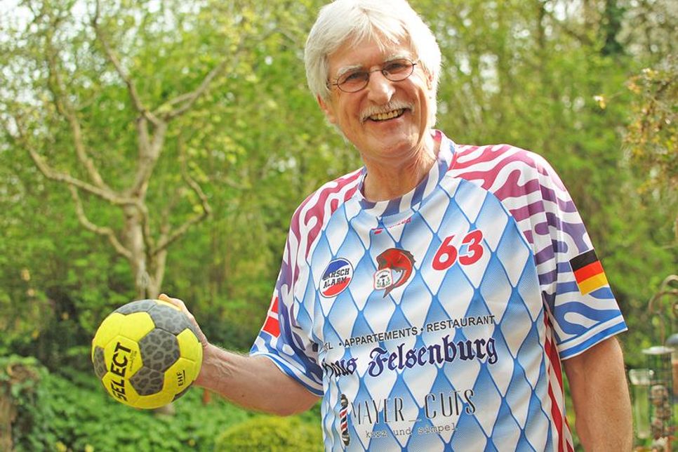 Vereinsvorsitzender Willi Friese freut sich über das gute Abschneiden seiner Handballer.