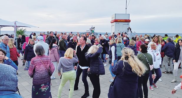 Die Veranstaltung „Tanzen am Meer“ benötigt mehr Platz und findet deshalb in diesem Sommer auf dem „Niendorfer Balkon“ statt.
