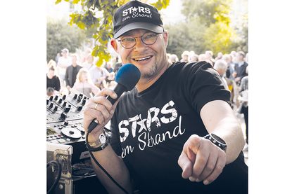DJ René Kleinschmidt sorgt in diesem Sommer noch vier Mal für gute Stimmung auf dem Seebrückenvorplatz in Niendorf/Ostsee.