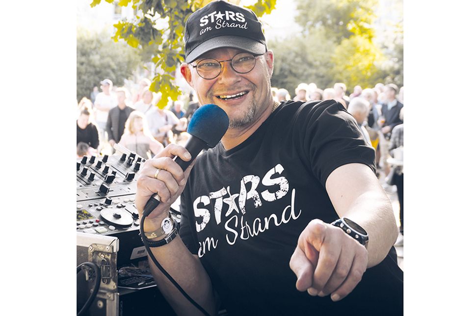 DJ René Kleinschmidt sorgt in diesem Sommer noch vier Mal für gute Stimmung auf dem Seebrückenvorplatz in Niendorf/Ostsee.