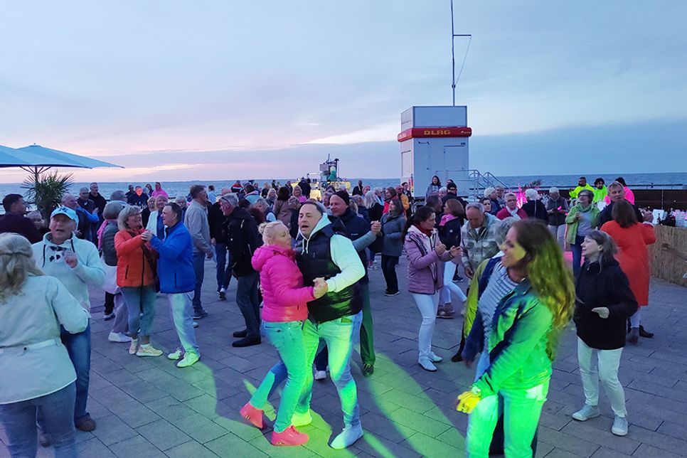 Die Veranstaltung „Tanzen am Meer“ benötigt mehr Platz und findet deshalb in diesem Sommer auf dem „Niendorfer Balkon“ statt.