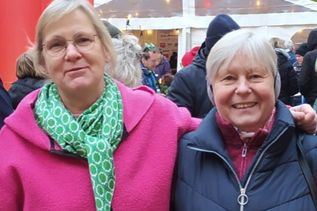 Susanne Schütt (l.) und ihre Cousine Regina Meyer lobten die Vielfalt des Kunst- und Handwerkmarktes.