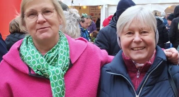 Susanne Schütt (l.) und ihre Cousine Regina Meyer lobten die Vielfalt des Kunst- und Handwerkmarktes.