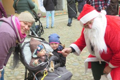 Im Beisein ihrer Mutter Nadine Garcia-Behrendt (40) erhielten Laura (1) und Lucia (9) vom Weihnachtsmann Kai Frehse  kleine Schokoriegel.