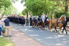 Beim Festumzug am Samstag fährt das amtierende Königspaar durch Grömitz und begleitet den Zug durch den Ort. (Foto: Christian Lück)