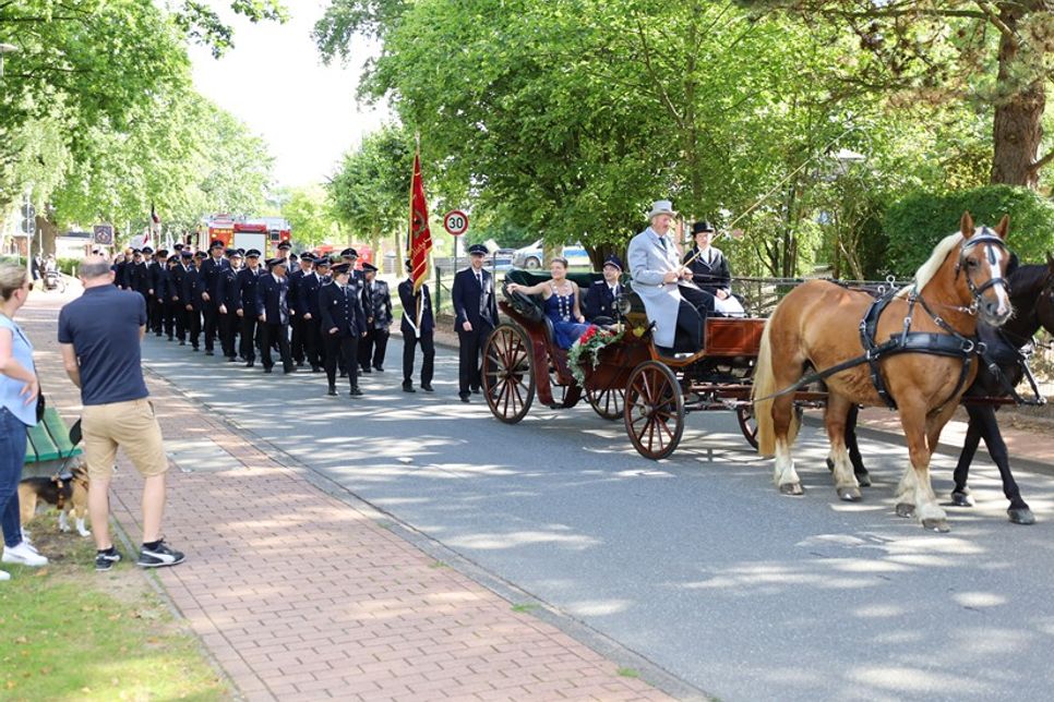 Beim Festumzug am Samstag fährt das amtierende Königspaar durch Grömitz und begleitet den Zug durch den Ort. (Foto: Christian Lück)