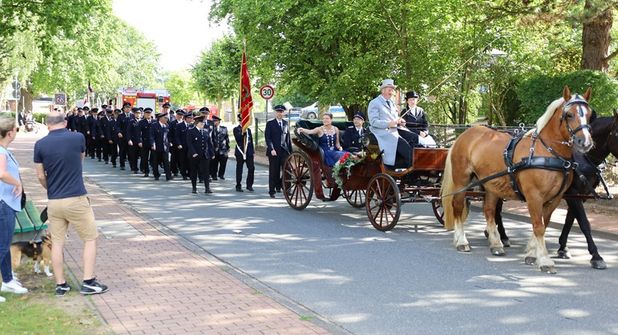 Beim Festumzug am Samstag fährt das amtierende Königspaar durch Grömitz und begleitet den Zug durch den Ort. (Foto: Christian Lück)