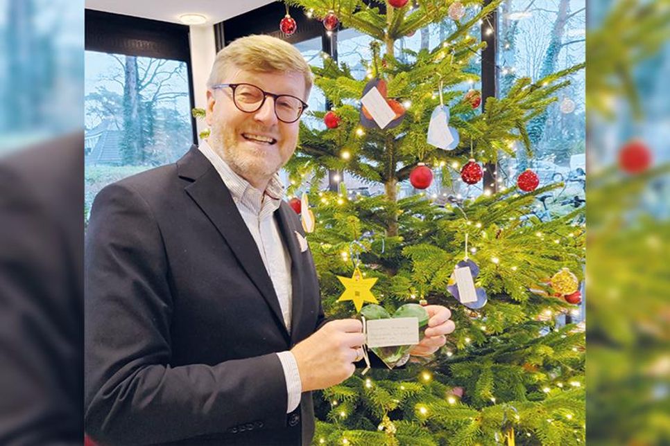 Auch Bürgermeister Sven Partheil-Böhnke hat einen Wunsch vom Baum „gepflückt“, um einem Kind eine kleine Freude zu bereiten.