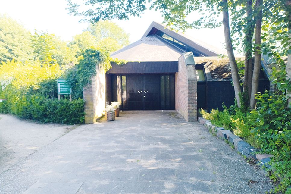 In der Friedhofskapelle auf dem Ratekauer Friedhof finden vorerst keine Trauerfeiern mehr statt. Grund ist eine mögliche Gesundheitsgefährdung durch festgestellte Schimmelsporen.