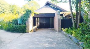 In der Friedhofskapelle auf dem Ratekauer Friedhof finden vorerst keine Trauerfeiern mehr statt. Grund ist eine mögliche Gesundheitsgefährdung durch festgestellte Schimmelsporen.