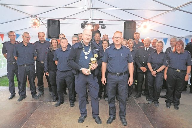 Am Samstagabend konnte Feuerwehrkönig Michael Niewind (lks.) die Königskette und den Pokal von Ortswehrführer Frank Paustian in Empfang nehmen.