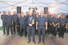 Am Samstagabend konnte Feuerwehrkönig Michael Niewind (lks.) die Königskette und den Pokal von Ortswehrführer Frank Paustian in Empfang nehmen.