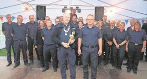 Am Samstagabend konnte Feuerwehrkönig Michael Niewind (lks.) die Königskette und den Pokal von Ortswehrführer Frank Paustian in Empfang nehmen.
