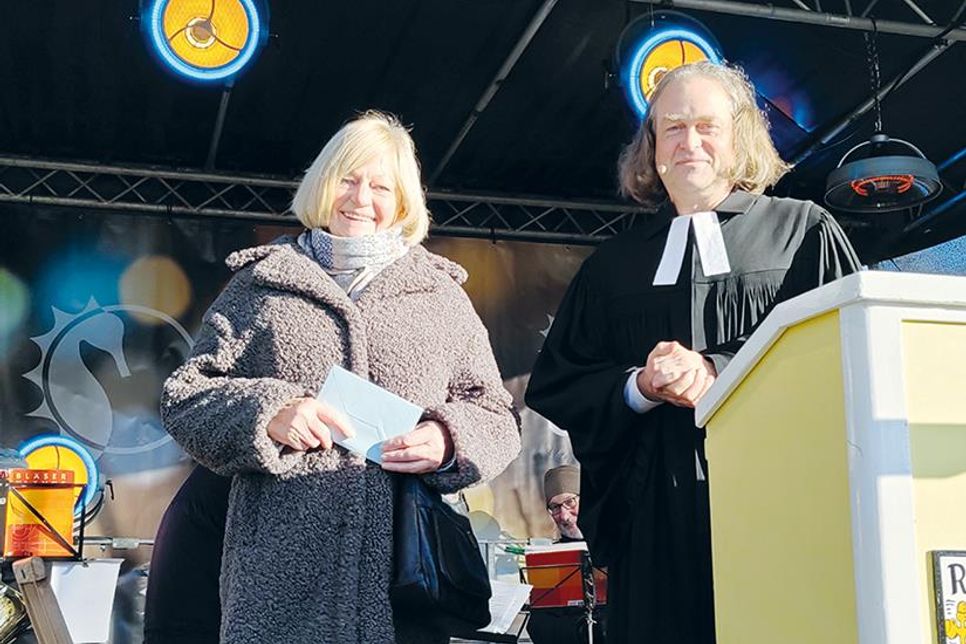 Die langjährige Küsterin der Niendorfer Kirchengemeinde, Doris Pennings, wurde am vergangenen ersten Adventssonntag nach 17 Jahren Küster-Arbeit offiziell von Pastor Johannes Höpfner verabschiedet.