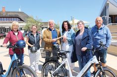 Eutins Bürgermeister Sven Radestock mit seiner Mitarbeiterin Sandra Borutta (2.v.li.) bei der Staffelstabübergabe an Bettina Schäfer in Haffkrug. Mit dabei: Die Scharbeutzer Bürgervorsteherin Anja Bendfeldt, Umweltausschuss-Vorsitzende Gabriele Jungk (links) und Stadtradel-Teilnehmer Ralf Furler.