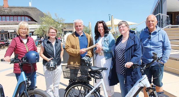 Eutins Bürgermeister Sven Radestock mit seiner Mitarbeiterin Sandra Borutta (2.v.li.) bei der Staffelstabübergabe an Bettina Schäfer in Haffkrug. Mit dabei: Die Scharbeutzer Bürgervorsteherin Anja Bendfeldt, Umweltausschuss-Vorsitzende Gabriele Jungk (links) und Stadtradel-Teilnehmer Ralf Furler.