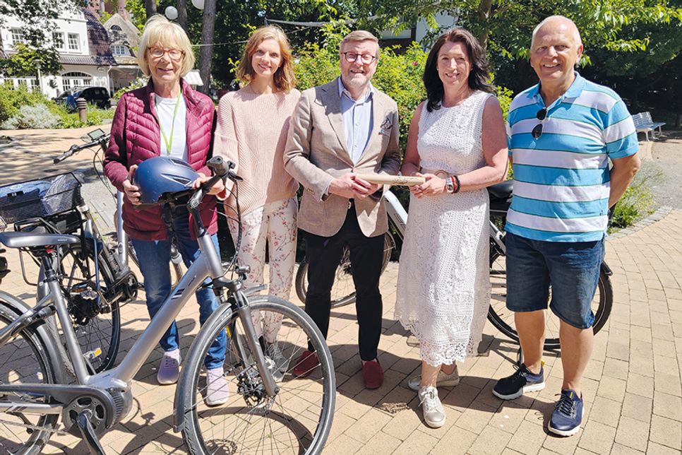 Staffelstabübergabe vor dem Alten Rathaus in Timmendorfer Strand: Gabriele Jungk, Timmendorfer Strands Klimaschutzmanagerin Kristina Klawitter, die Bürgermeister Sven Partheil-Böhnke und Bettina Schäfer sowie Ralf Furler.