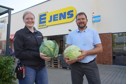 Eine Zusammenarbeit, von der beide Seiten profitieren: stellvertretende Marktleiterin Selina Tobien von Edeka Jens und Christian Suhr von der Lensahner-Hof-Schlachterei.