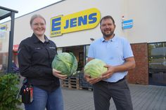 Eine Zusammenarbeit, von der beide Seiten profitieren: stellvertretende Marktleiterin Selina Tobien von Edeka Jens und Christian Suhr von der Lensahner-Hof-Schlachterei.