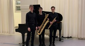 Das Trio Vagar besteht aus den zwei Saxophonisten Paul Steinert und Daniel Calvo Valcárcel und dem Pianisten Malte Peters