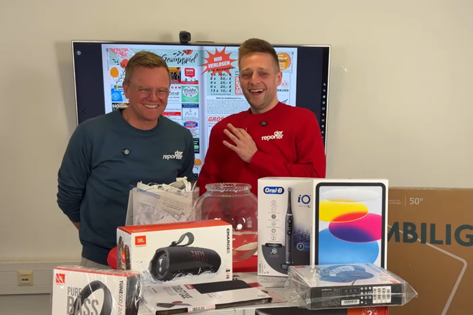 Sven Muchow und Simon Krüger bei der ersten Gutschein-Verlosung des Oster-Gewinnspiels (v. lks.)