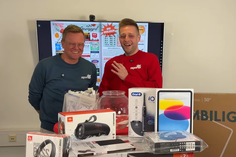 Sven Muchow und Simon Krüger bei der ersten Gutschein-Verlosung des Oster-Gewinnspiels (v. lks.)