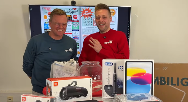 Sven Muchow und Simon Krüger bei der ersten Gutschein-Verlosung des Oster-Gewinnspiels (v. lks.)