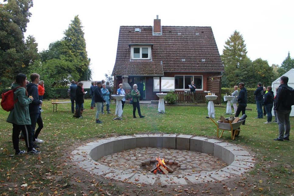 Die gemütliche Lagerfeuerstelle vor dem Haus haben die Jugendlichen selbst gebaut.