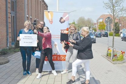 Laden ein weiteres Mal zum Unternehmerinnen-Treff ein: Stockelsdorfs Gleichstellungsbeauftragte Gudrun Dietrich (v.l.), Sandra Plehn (Gärtnerei Plehn), Katja Krieglstein (Goldschmiede Krieglstein), Susanne Scheel (IGSU) und Henrike Bressem (Bressem.e.Design).