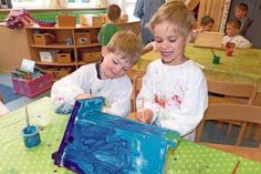 Selbst gebaut und selbst bemalt: Die Nistkästen des Kindergartens Flohkiste in Kasseedorf.