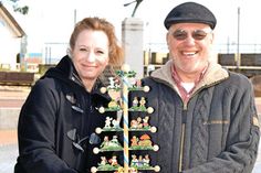 Dorfvorsteher Fred-Michael Pätau, hier mit einer Miniaturausführung eines Maibaumes, freut sich mit Barbara Scharnberg vom Dorfvorstand auf das dreitägige Maibaumfest in Scharbeutz. (Foto: René Kleinschmidt)