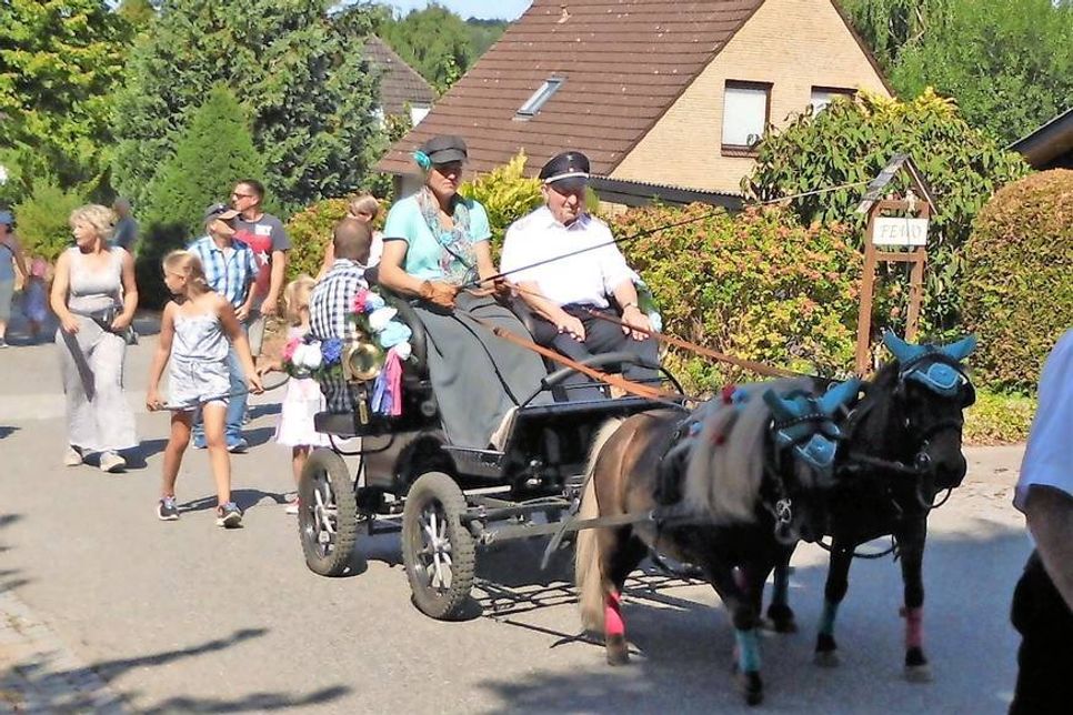 Ein Highlight während des Umzuges durch das festlich geschmückte Dorf war die Abholung des amtierenden Schützenkönigs Patrick Bruhn und der Jugendkönigin Anna Carstensen.