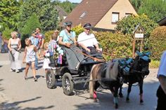 Ein Highlight während des Umzuges durch das festlich geschmückte Dorf war die Abholung des amtierenden Schützenkönigs Patrick Bruhn und der Jugendkönigin Anna Carstensen.