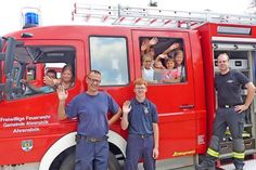 Das Innere der Feuerwehrautos zu erkunden, war nur eines der Highlights für die Ferienpass-Kinder, die am Freitag die Feuerwehr in Ahrensbök besuchten. Nach Wasserschlacht, Modenschau, Einsatz mit Wärmebildkamera und Eis brachten die Aktiven der Ahrensböker Wehr die Lütten mit ihren Einsatzfahrzeugen nach Hause.